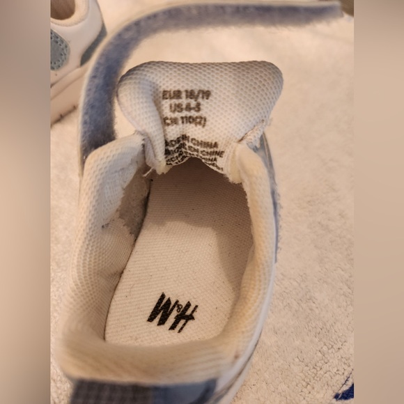 H&M blue and white trainers. Size 4-5. - Picture 5 of 6